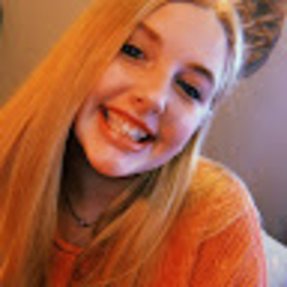 Profile Picture of Lenzi Hougland (@lenzhougland) on Poshmark