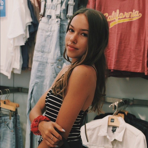 Profile Picture of Alexa Horton (@alexaleigh_) on Poshmark