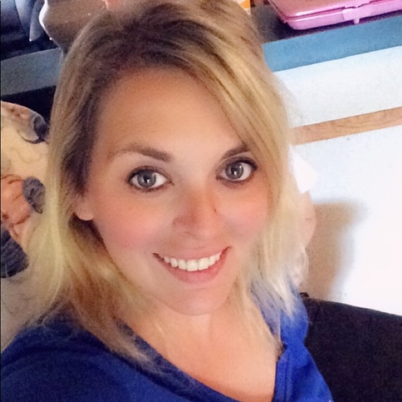 Profile Picture of Crystal Cromer (@sunflower12749) on Poshmark
