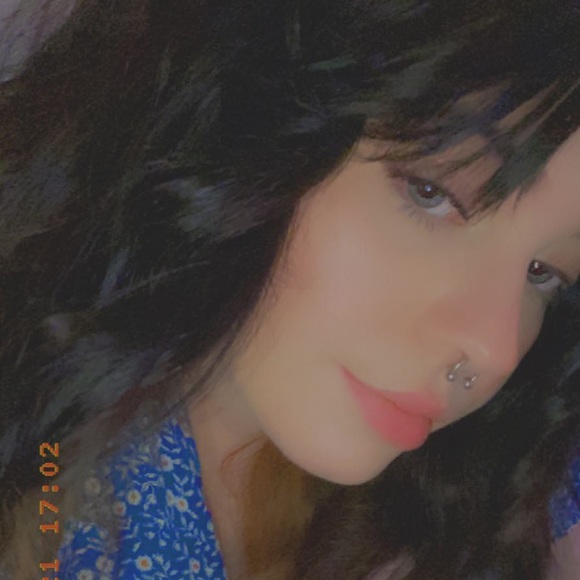Profile Picture of Hannah Hyland (@hannahhyland19) on Poshmark