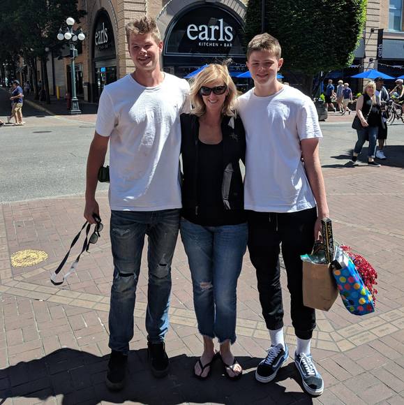 Profile Picture of Jennifer Grelson (@sparklybarclay) on Poshmark