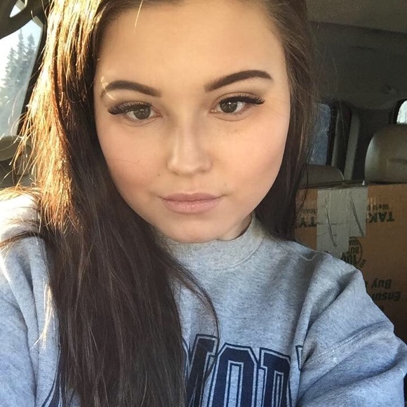 Profile Picture of Kayleigh Azede (@kayleighazede) on Poshmark