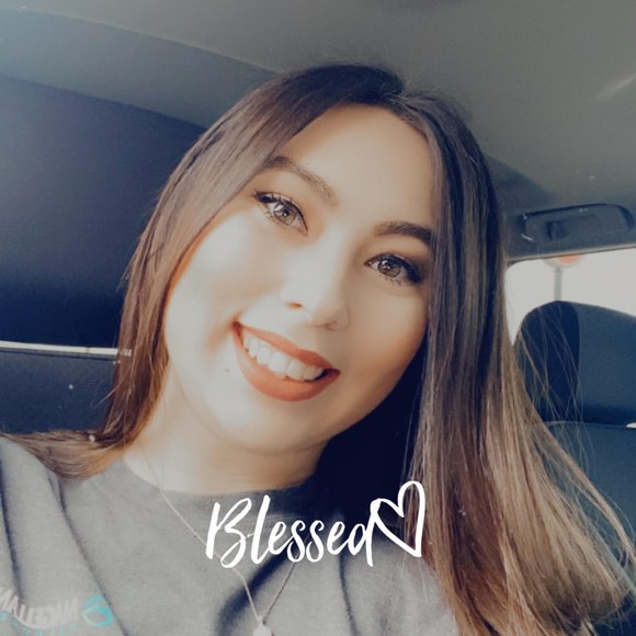 Profile Picture of Adriana Hebert (@adriana_hebert) on Poshmark