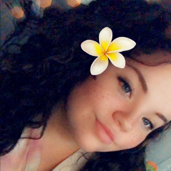 Profile Picture of Gabrielle Lofstrom (@glofstrom) on Poshmark