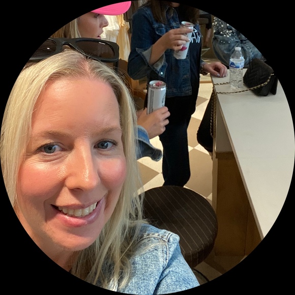Profile Picture of Christina Stowell (@blueunicorn23) on Poshmark