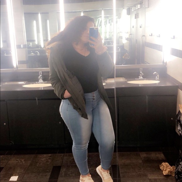 Profile Picture of Coconnie Birriel (@coconnieb) on Poshmark