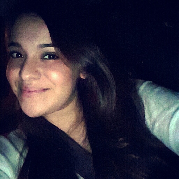 Profile Picture of Isabella Barela (@beebarela) on Poshmark