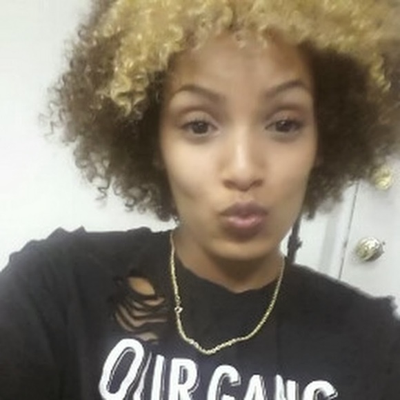 Profile Picture of Crystal Breakfield (@criszybe) on Poshmark