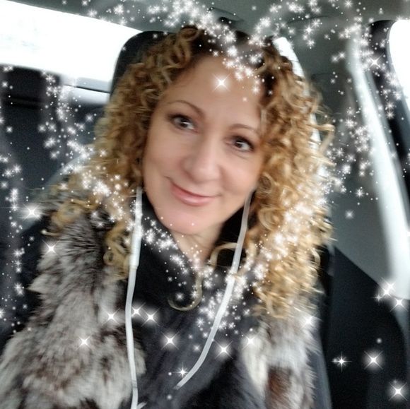 Profile Picture of Ruth Barron (@ruth2240) on Poshmark
