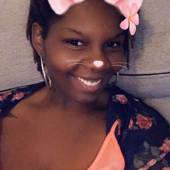 Profile Picture of Samantha Cornell (@slck1986) on Poshmark
