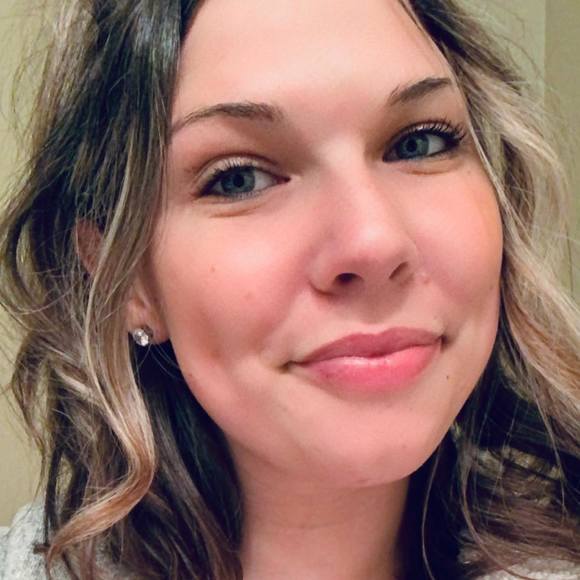 Profile Picture of Ashlee Pascarelli (@ashlee_kendall) on Poshmark