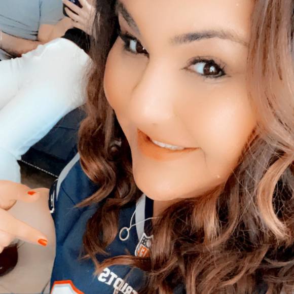 Profile Picture of Nicole Mazmanian (@sweetnisss81695) on Poshmark