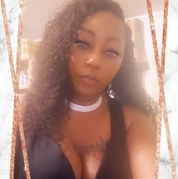 Profile Picture of Tamesha Andrews (@strghtrt) on Poshmark