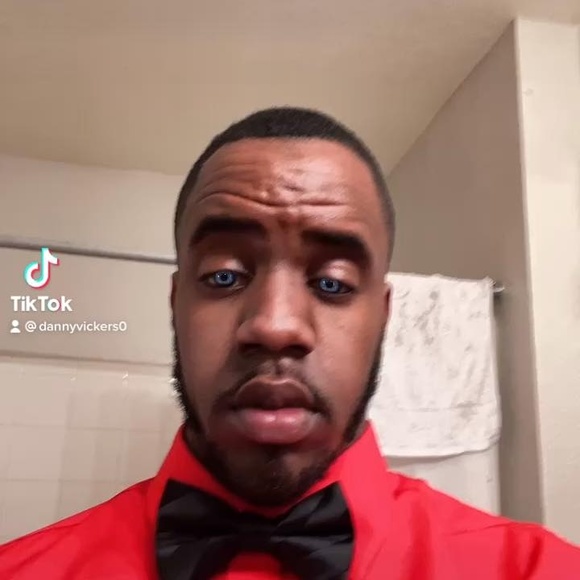 Profile Picture of Danny Vickers (@danielvickers35) on Poshmark
