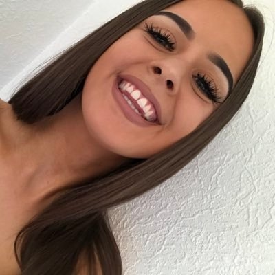 Profile Picture of  🐝Carla Cuthbert (@carlabeanX) on Twitter