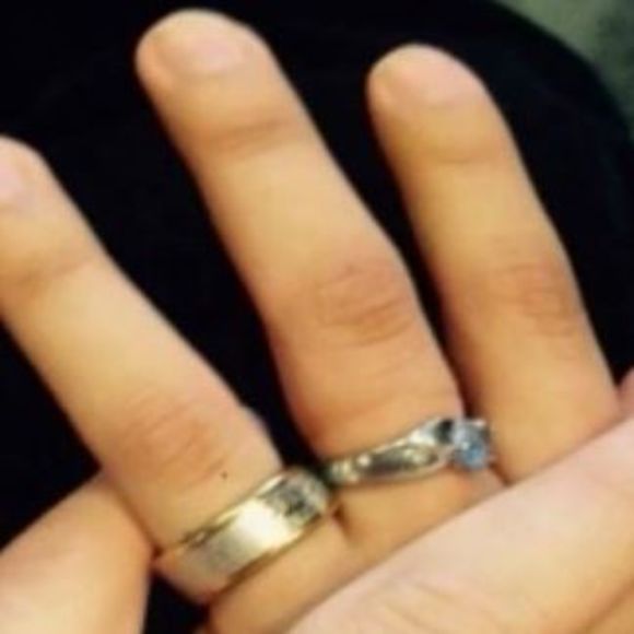 Profile Picture of Daniela Santiago (@dsantiago14e) on Poshmark