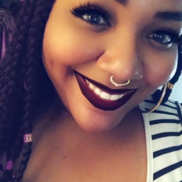Profile Picture of Shawna Marshall (@shawnat33) on Poshmark