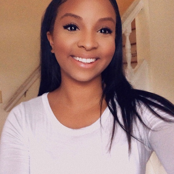 Profile Picture of Cassandra Aiken (@cassieaiken4) on Poshmark