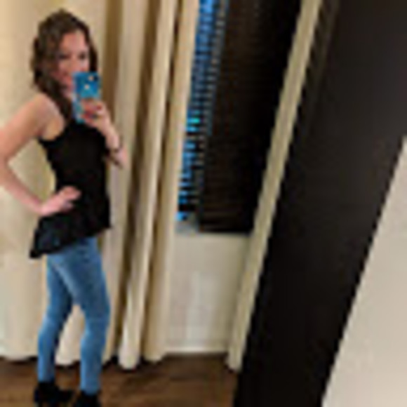 Profile Picture of Sarah Mewhiney (@sarahmewhiney) on Poshmark