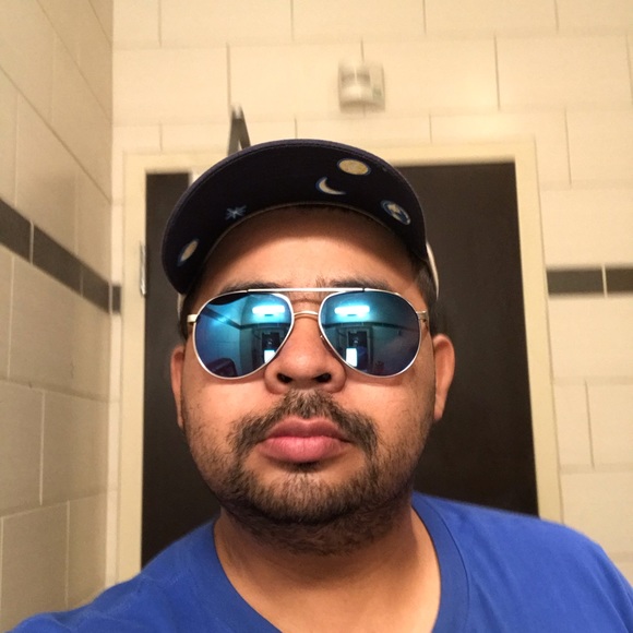 Profile Picture of Zemo Unkrich (@zemounkrich) on Poshmark