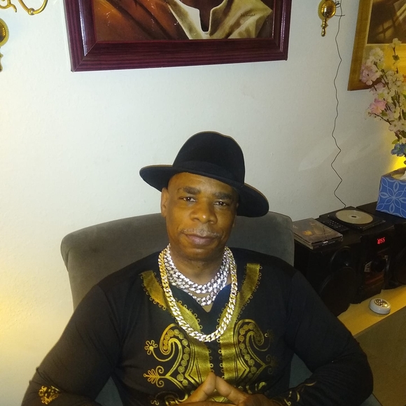 Profile Picture of John Gilliam (@johngilliam7514) on Poshmark