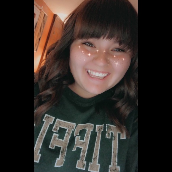 Profile Picture of Alyssa Farrier (@alyssafarrier) on Poshmark