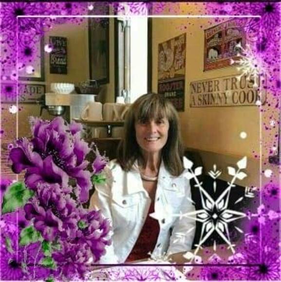 Profile Picture of Nancy Albeck (@cobubs) on Poshmark
