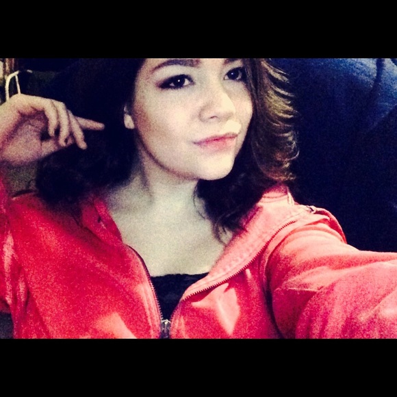 Profile Picture of Alexx Kuneff (@alexxkuneff) on Poshmark