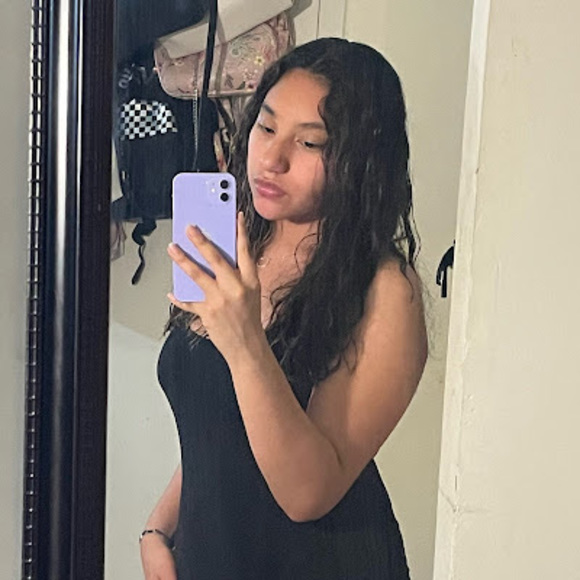 Profile Picture of Genesis Ramirez (@genesisramirez_) on Poshmark