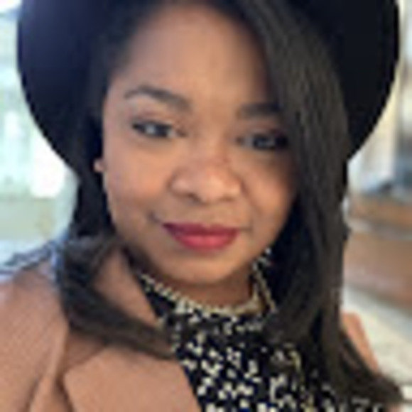 Profile Picture of Danielle Wooten (@dhegler8771) on Poshmark