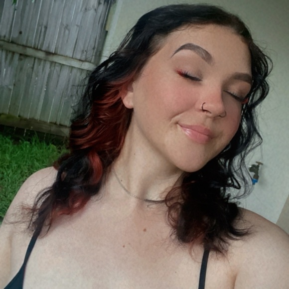 Profile Picture of Olivia Nendick (@livn824248) on Poshmark