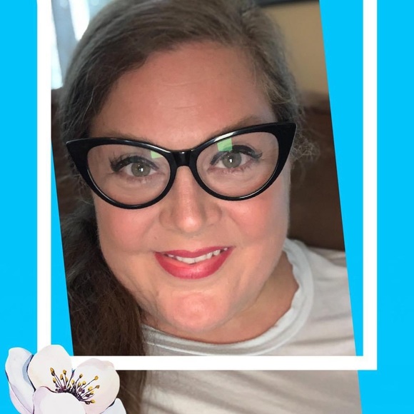 Profile Picture of Laura Raschke (@tenacgrrl) on Poshmark