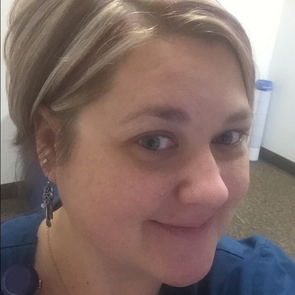 Profile Picture of Lisa Lokensgard (@hostalisa) on Poshmark
