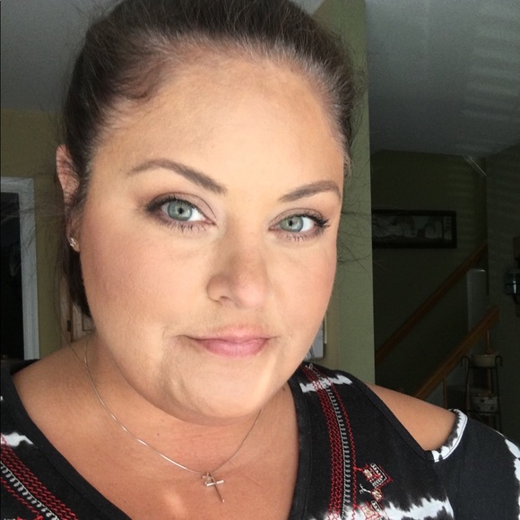 Profile Picture of Lindsay Sittner (@lindsayb0422) on Poshmark