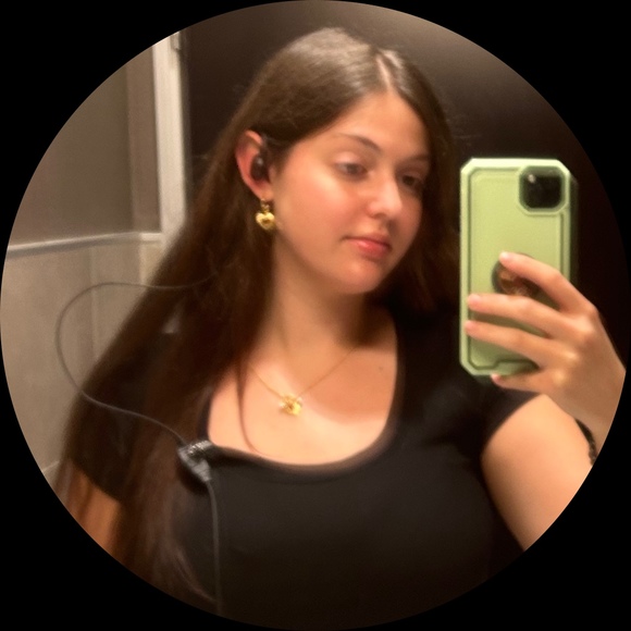 Profile Picture of Annabelle Weems (@annabelle_weems) on Poshmark