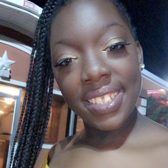 Profile Picture of Imari Queeley (@imarijanaee) on Poshmark