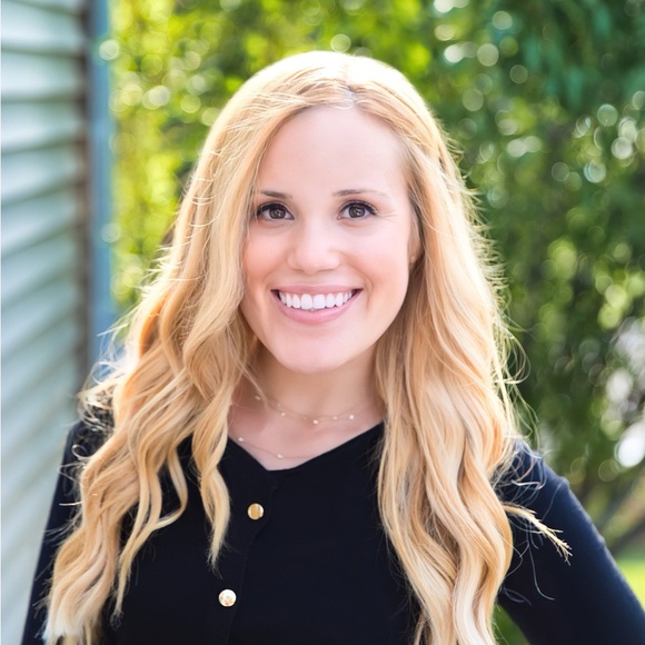 Profile Picture of Hannah Rogawski (@hannah_rogawski) on Poshmark