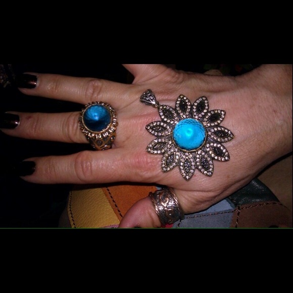 Profile Picture of Lara Perry (@magicmama) on Poshmark