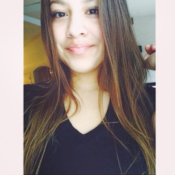 Profile Picture of Alexa Giron (@alexaagee) on Poshmark