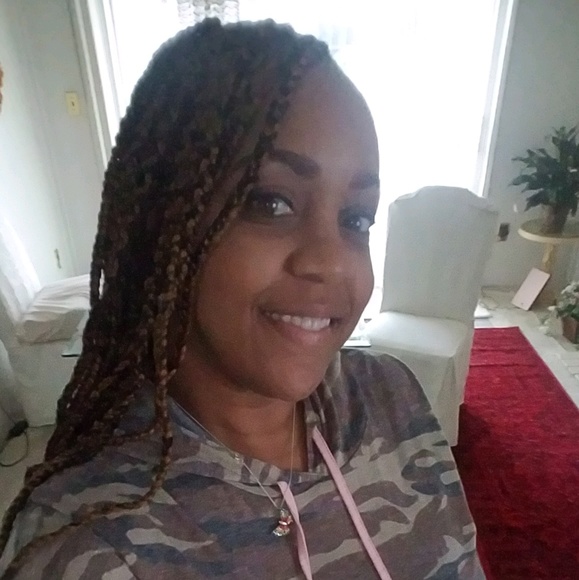 Profile Picture of Candice Wright (@cdwright423) on Poshmark