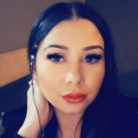 Profile Picture of Andrea Nicklas (@andreanicklas) on Poshmark