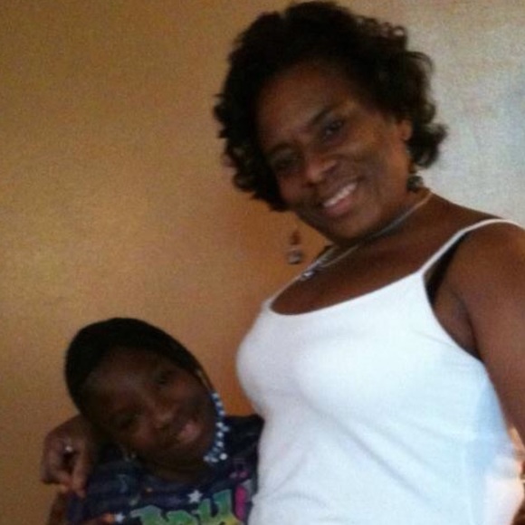 Profile Picture of Lynnette Lawrence (@awesomeauntie) on Poshmark