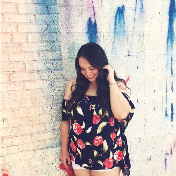 Profile Picture of Kelli Lowe (@knlowe) on Poshmark