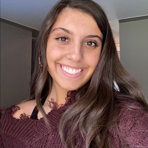 Profile Picture of Adrienne Schoenmaker (@a_schoenmaker) on Poshmark