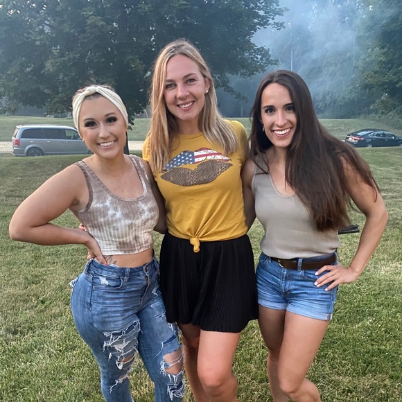 Profile Picture of Amy Barzgari (@amybarzgari) on Poshmark