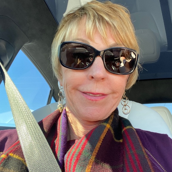 Profile Picture of Sandy Duncan (@sandyduncan852) on Poshmark