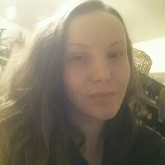 Profile Picture of Ariana Botts (@arianabnana) on Poshmark