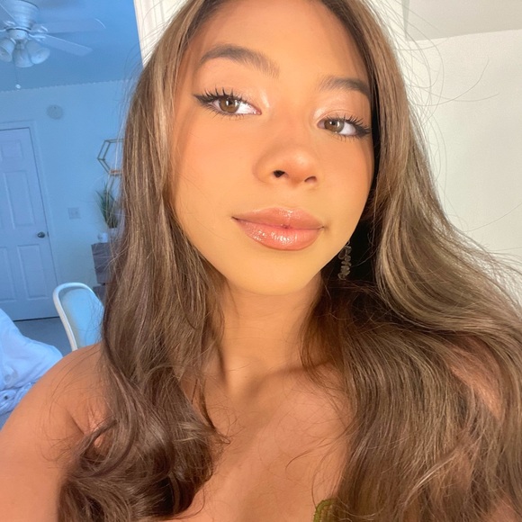 Profile Picture of Bella Phanthavongsa (@bellaphan03) on Poshmark