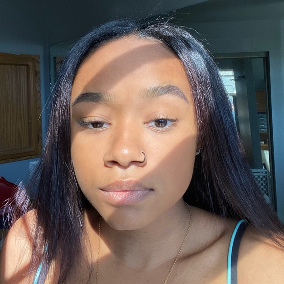 Profile Picture of Kamani Hayes (@hayeskamani) on Poshmark