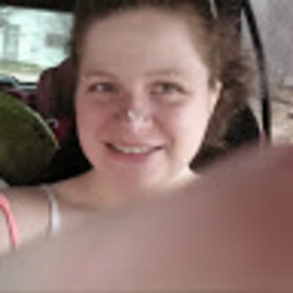 Profile Picture of Andrea Hatch (@andrea_hatch) on Poshmark
